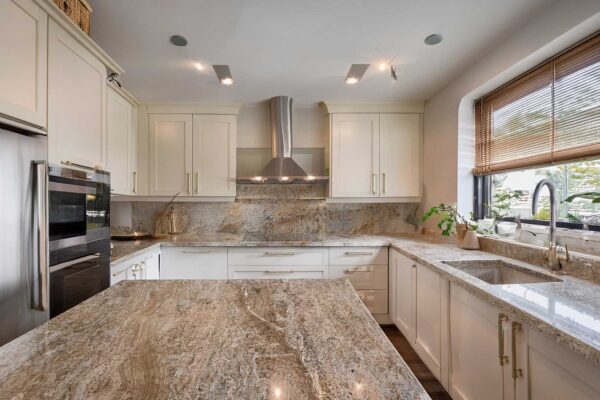 Shaker_granite-countertop+backsplash